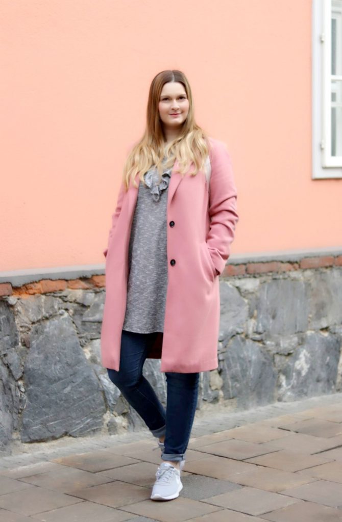 Blogger Outfit Rosa Mantel Graue Nike Sneakers Pink Coat