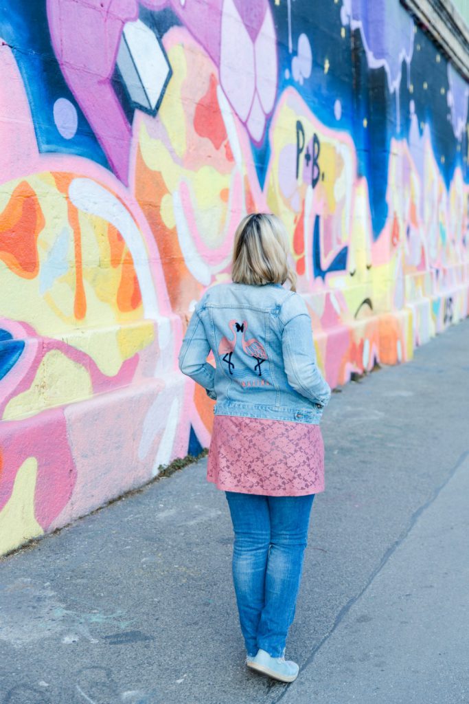 https://www.kirschbluetenblog.at/wp-content/uploads/2018/07/Blogger-Outfit-Fashionblog-Flamingo-Denim-Jacket-Donaukanal.jpg