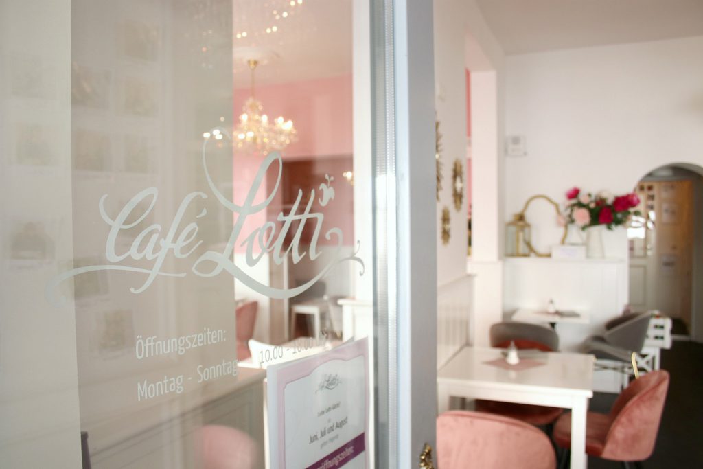 Cafe Lotti Munchen rosa weiss gold Cafe Cupcakes Westwing