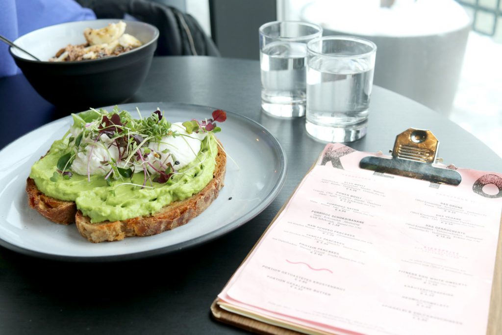 Klyo Wien Vienna Foodguide Avocadobrot pochiertes Ei