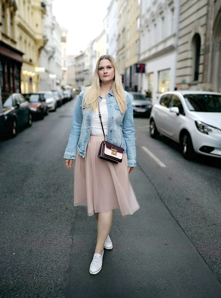 Flamingo Jeansjacke rosa Tullrock weiss Converse Blogger Outfit Kirschblueten Fashionblog Osterreich Wien